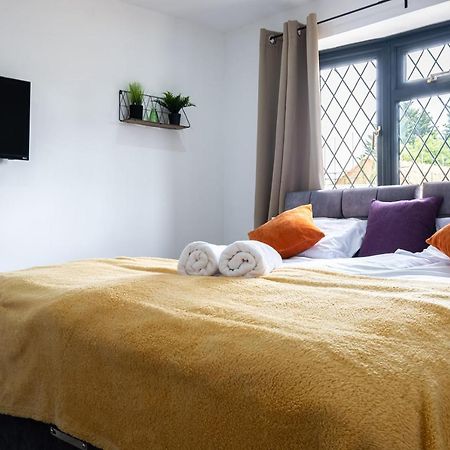 7 Guests - 4 Bedroom - Free Wi-Fi - Kettering Exterior photo