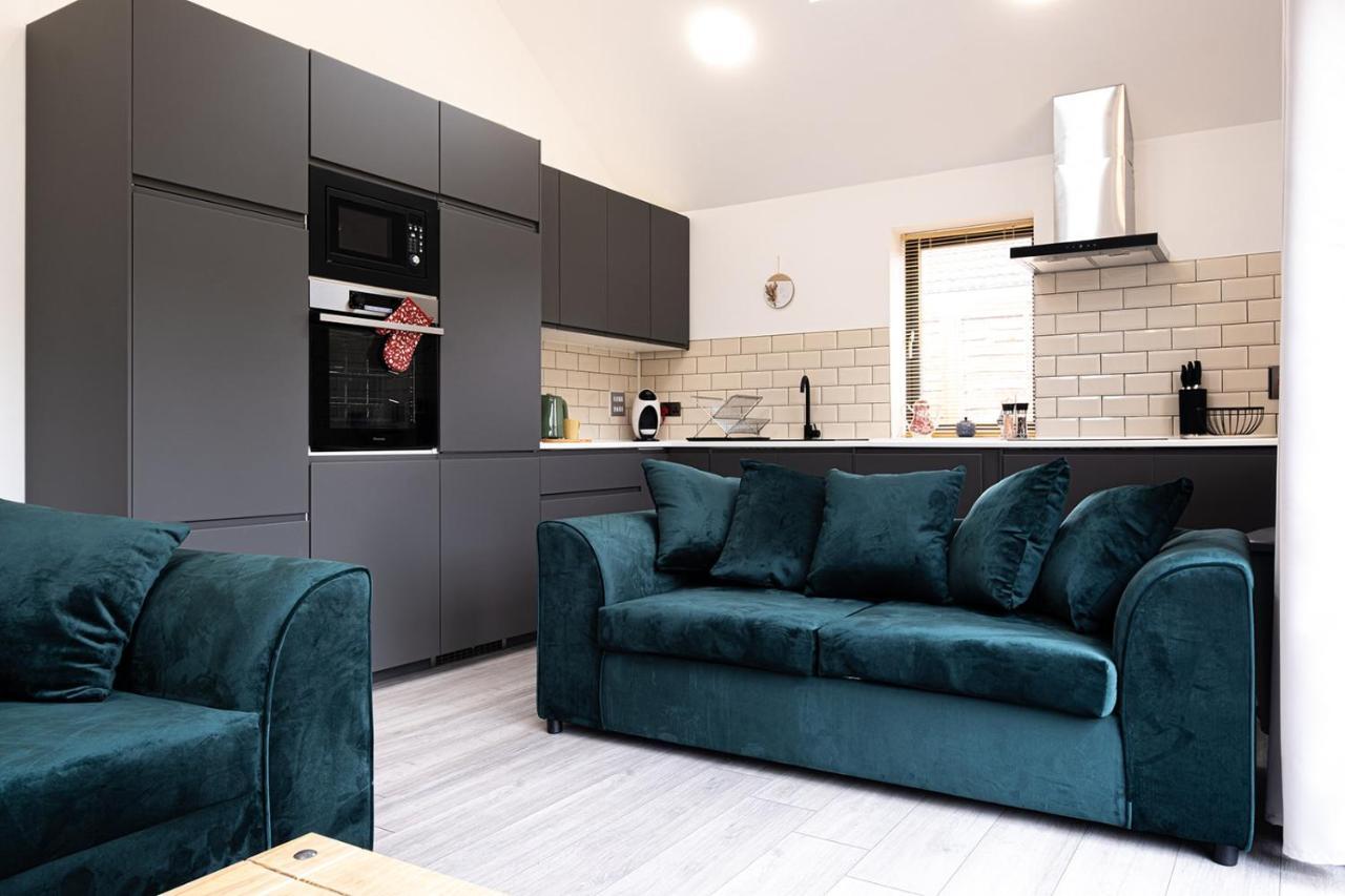 7 Guests - 4 Bedroom - Free Wi-Fi - Kettering Exterior photo